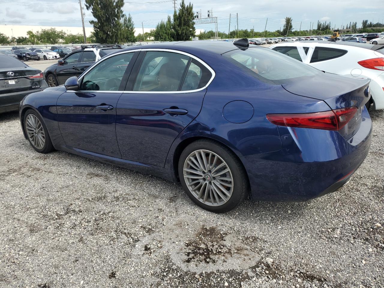 ZARFAECN4H7547390 2017 ALFA ROMEO GIULIA - Image 2