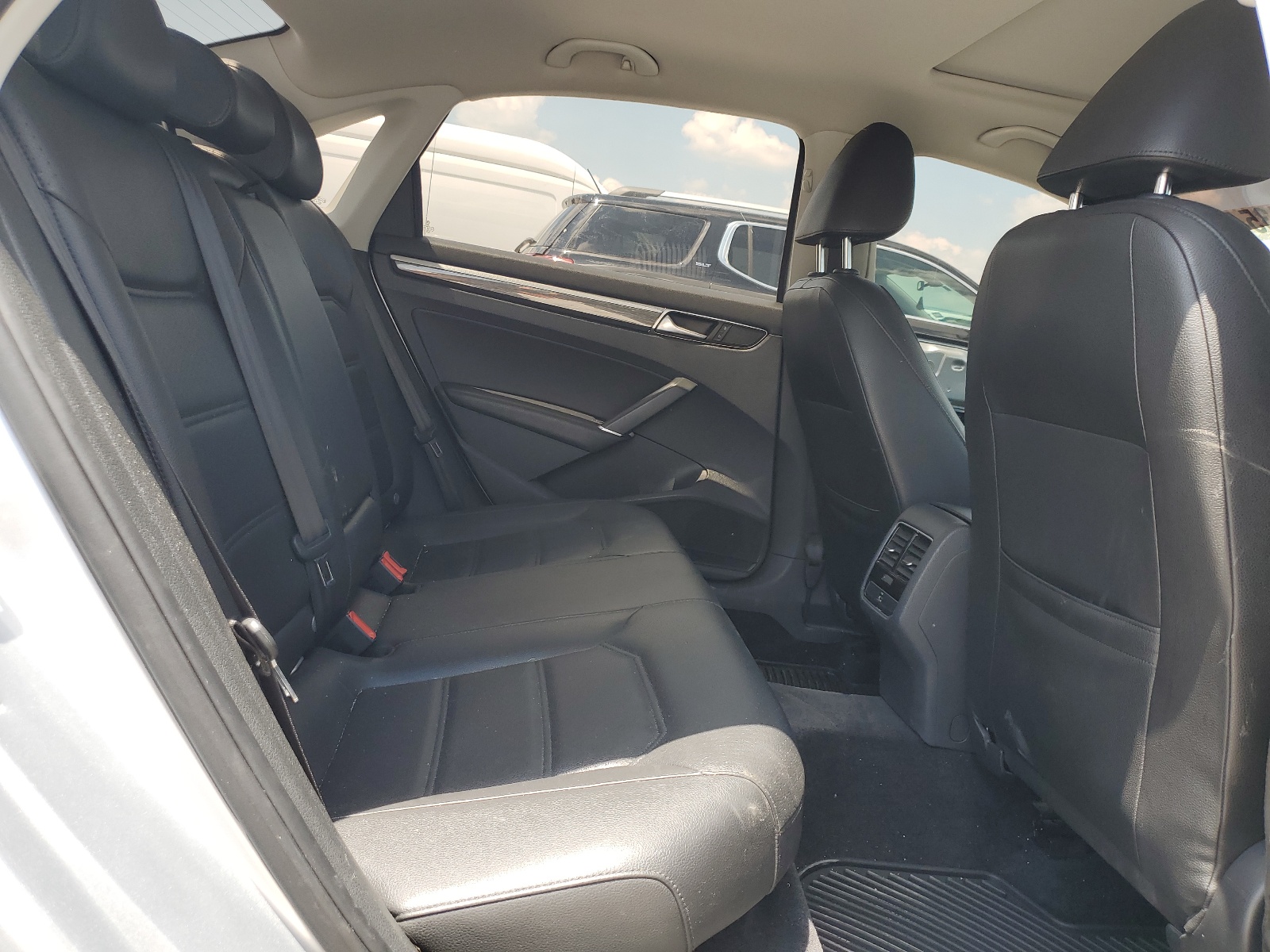 1VWBT7A38HC036009 2017 Volkswagen Passat Se