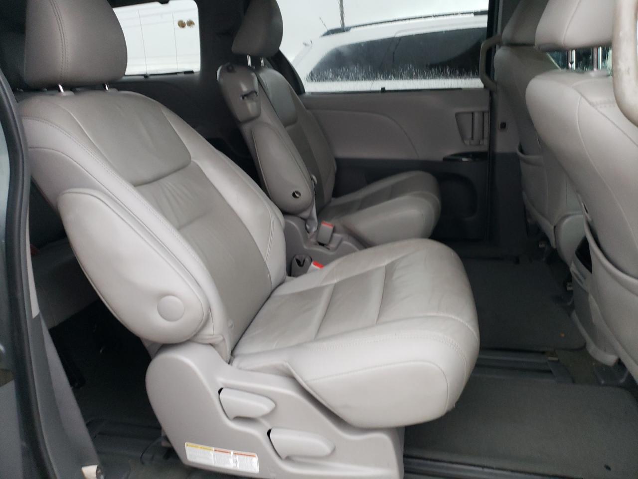 2015 Toyota Sienna - Image 11