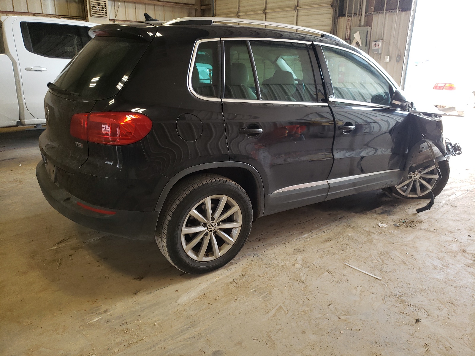 WVGRV7AXXHW504072 2017 Volkswagen Tiguan Wolfsburg