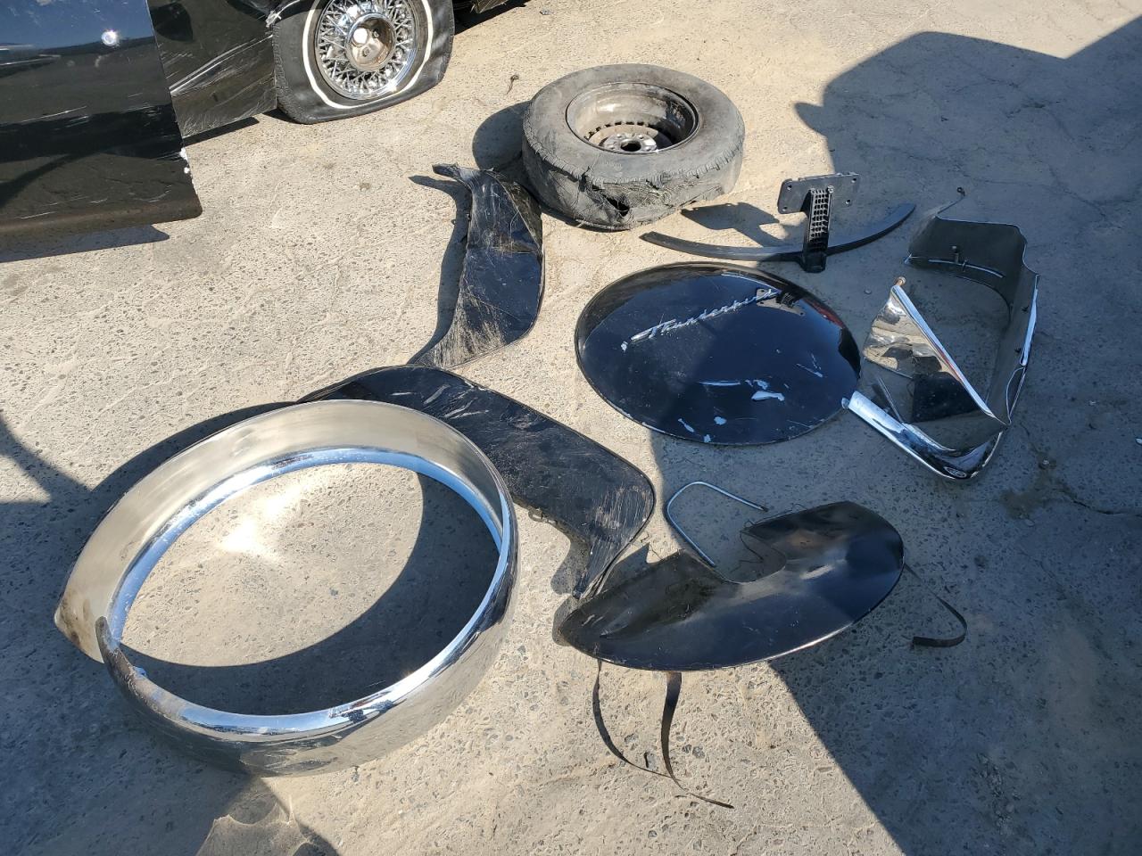 1961 Ford Thunderbir VIN: 1Y73Z104393 Lot: 59980484