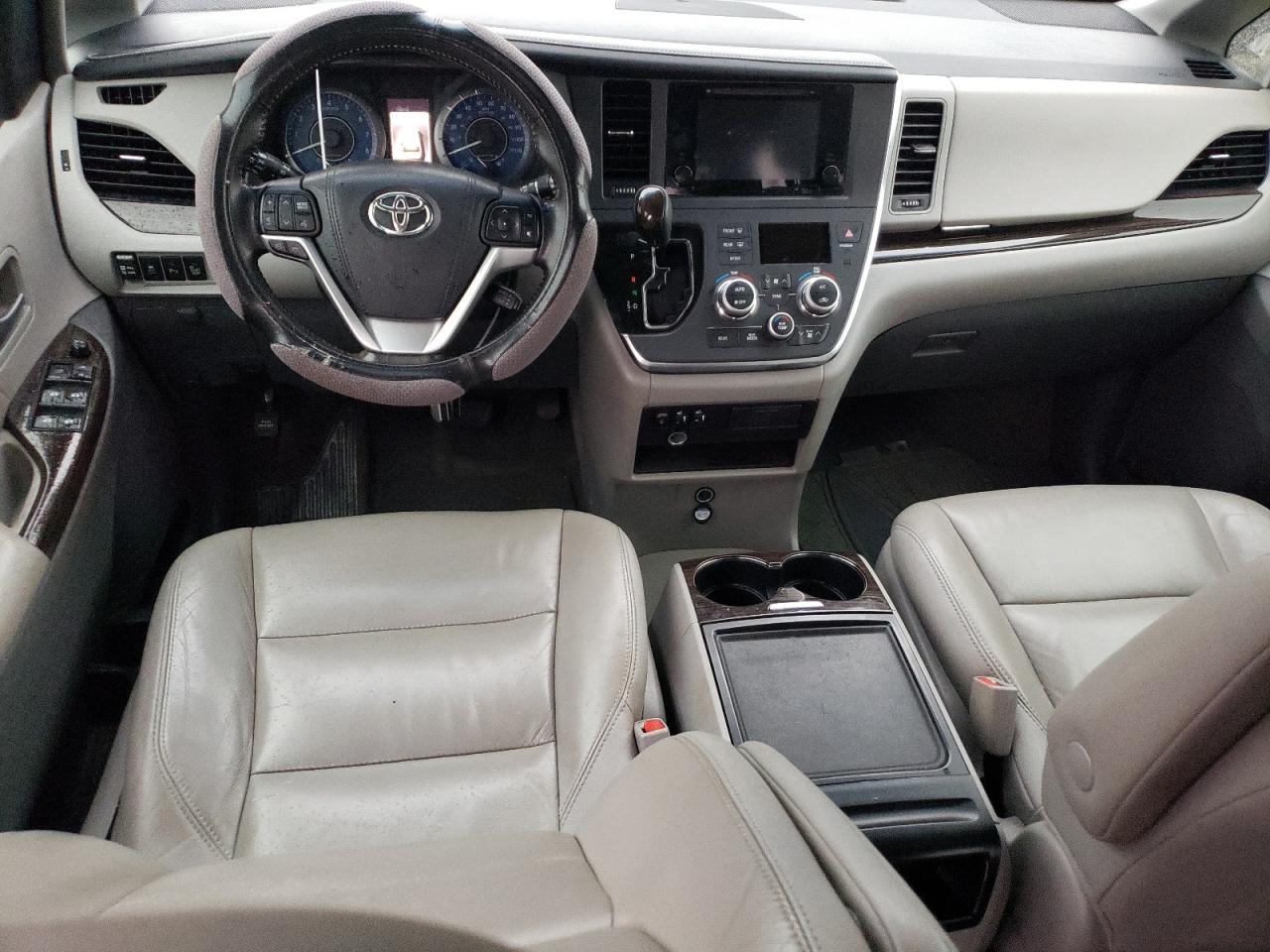 2015 Toyota Sienna - Image 8