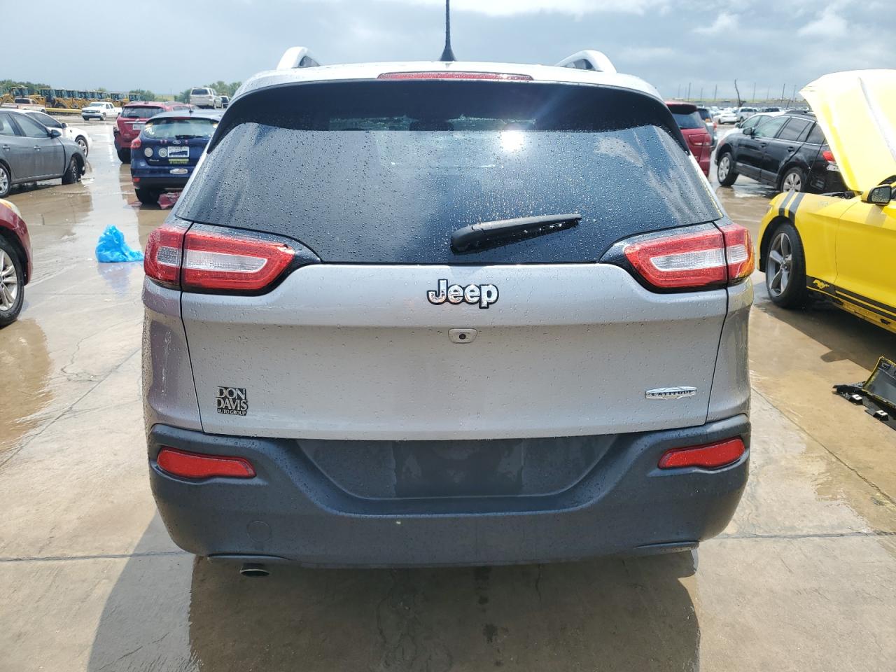 2017 Jeep Cherokee Latitude VIN: 1C4PJLCB5HW585807 Lot: 57485104