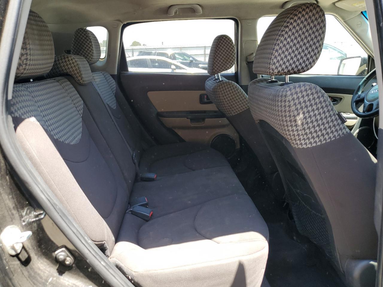 2011 Kia Soul + VIN: KNDJT2A22B7736701 Lot: 62611105