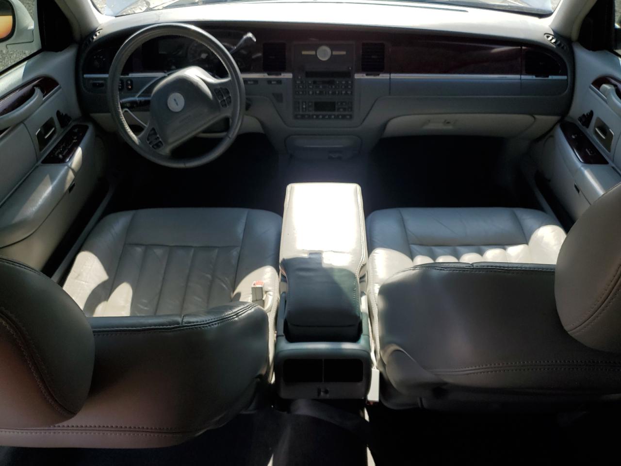 2004 Lincoln Town Car Executive VIN: 1LNHM81W24Y682634 Lot: 59976245