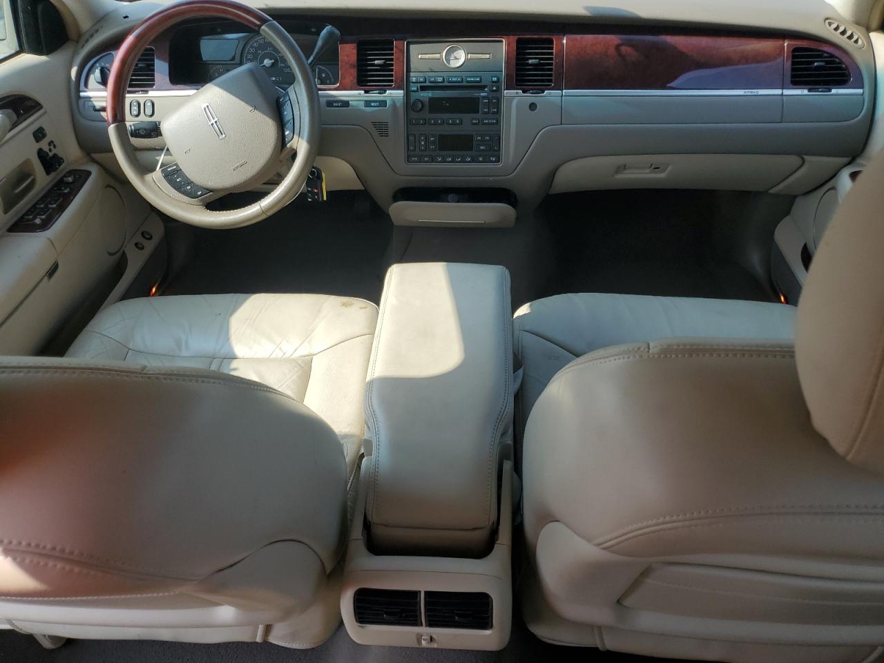 2005 Lincoln Town Car Signature Limited VIN: 1LNHM82WX5Y664771 Lot: 60664305