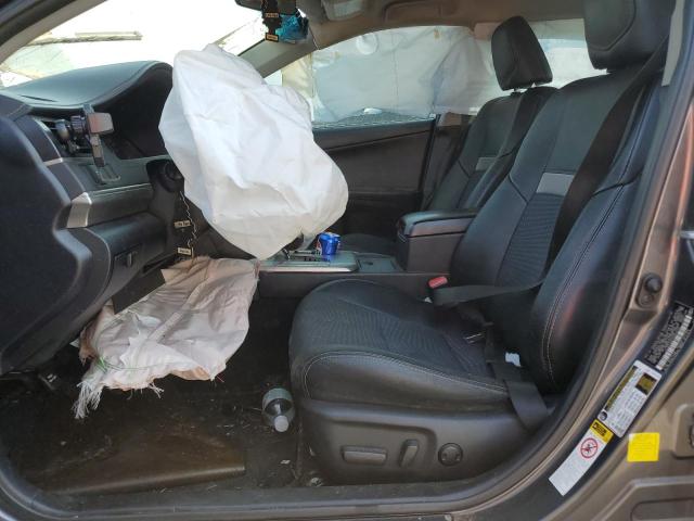 Sedans TOYOTA CAMRY 2014 Srebrny