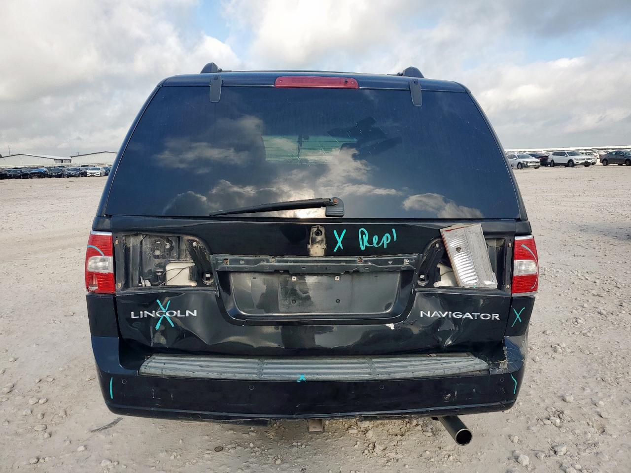 2010 Lincoln Navigator VIN: 5LMJJ2H58AEJ00180 Lot: 61870635
