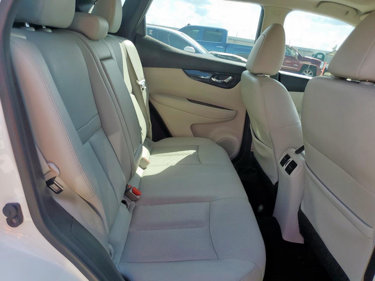 JN1BJ1CPXJW102685 NISSAN ROGUE 2018