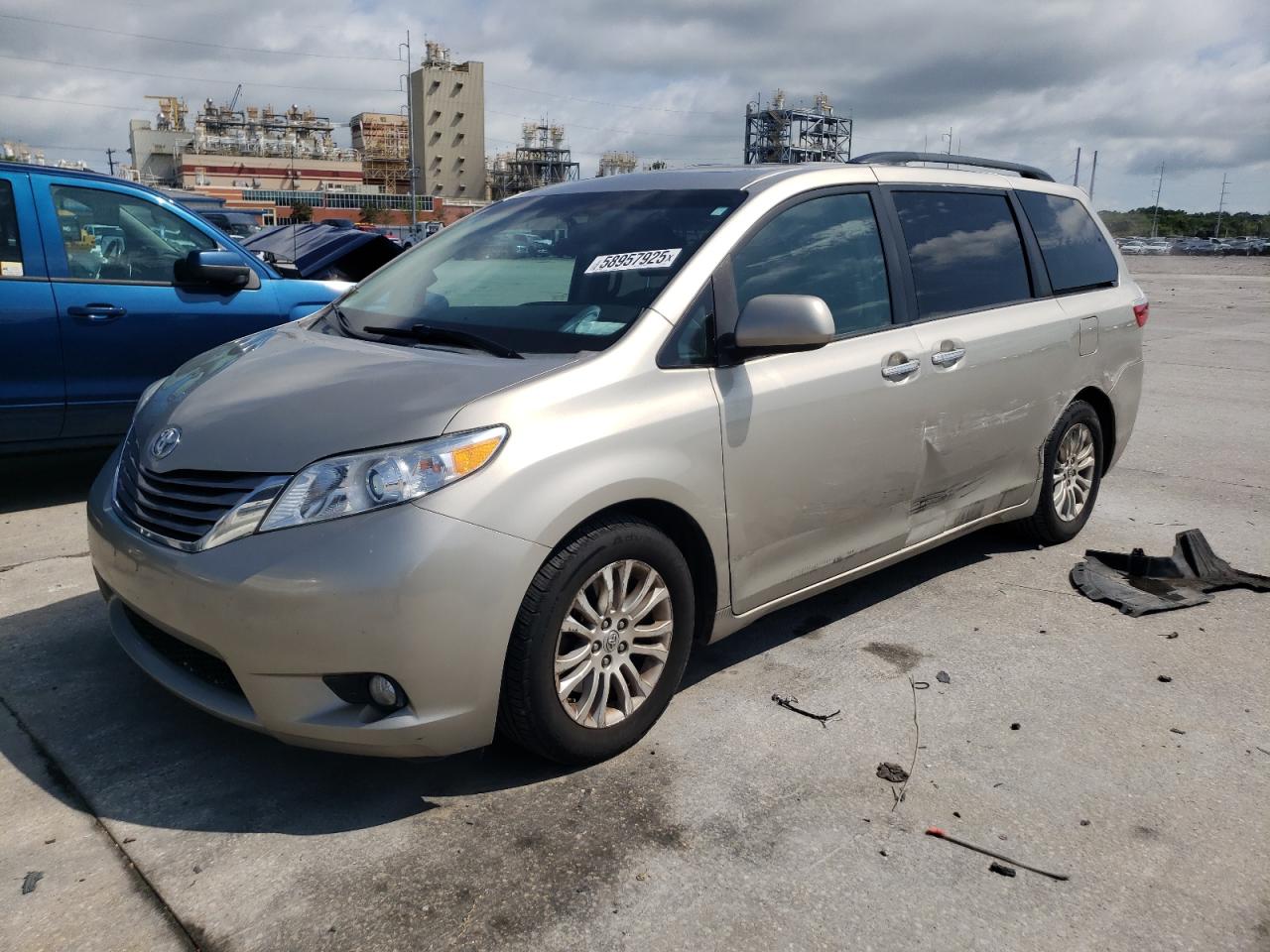 2015 Toyota Sienna Xle на продаже в New Orleans, LA - All Over