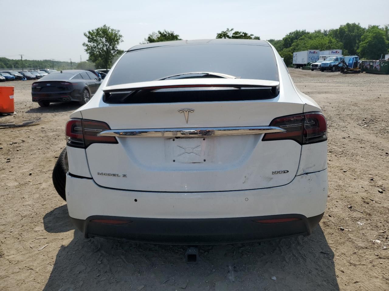 2017 Tesla Model X VIN: 5YJXCBE27HF055831 Lot: 60327275