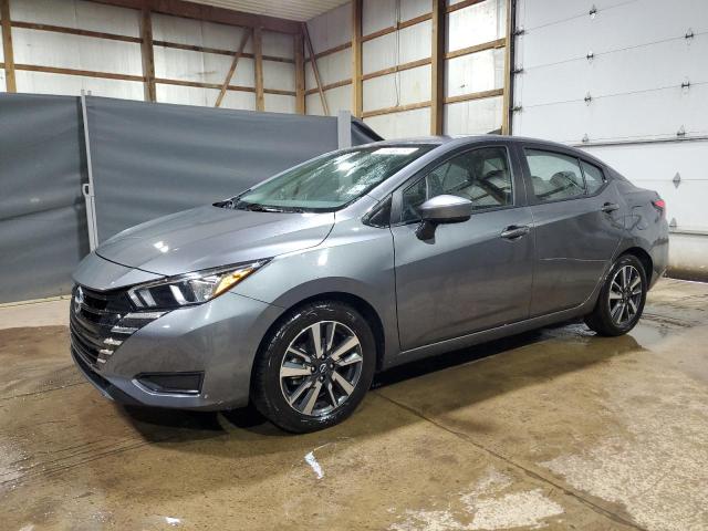  NISSAN VERSA 2024 Szary