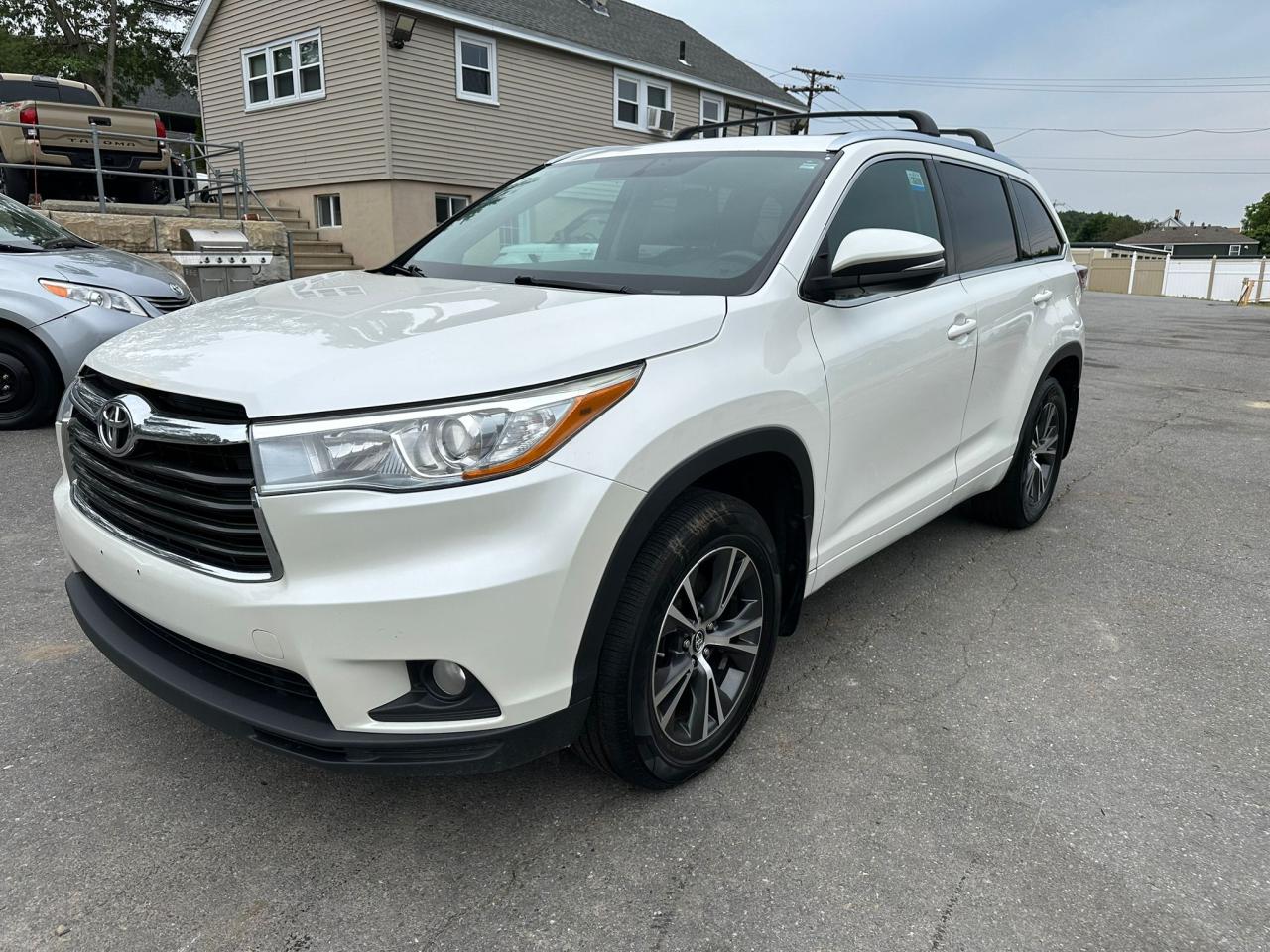 2016 Toyota Highlander Xle продається в North Billerica, MA - Minor Dent/Scratches