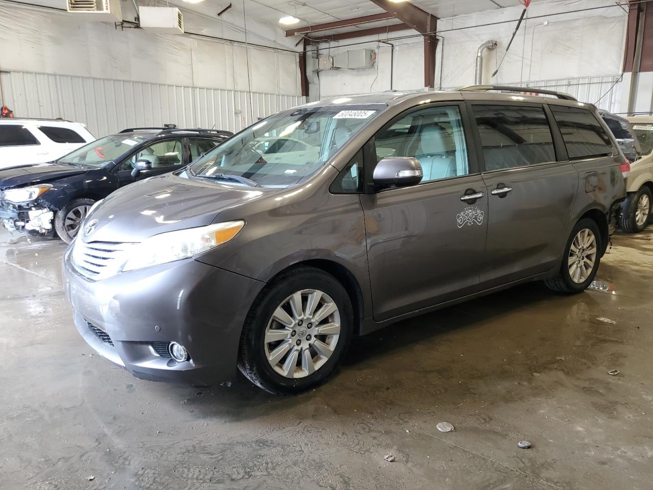 2013 Toyota Sienna Xle for Sale in Franklin, WI - Rear End