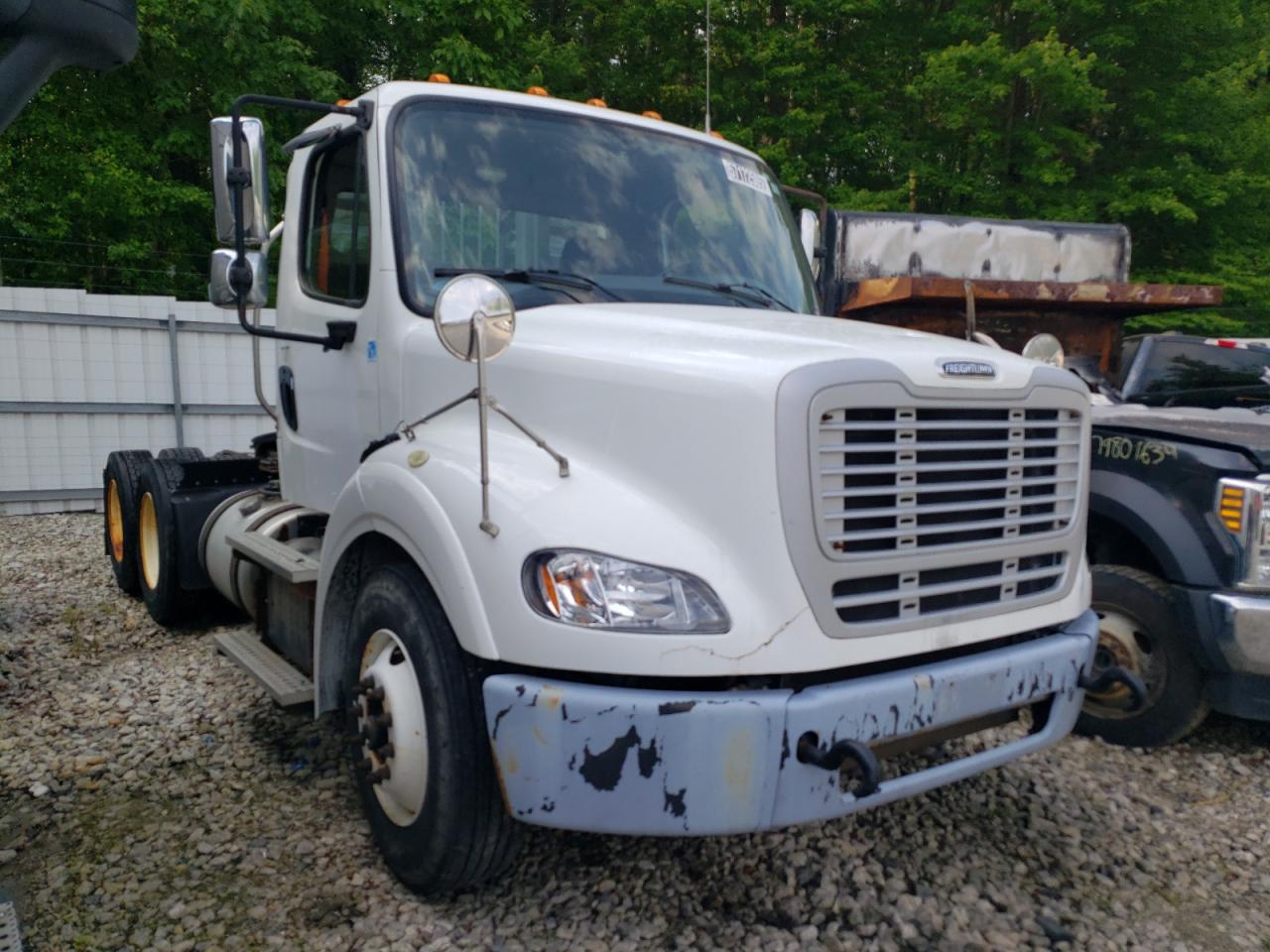 West Warren, MA에서 판매 중인 2015 Freightliner Business Class M2 Semi Truck - Minor Dent/Scratches