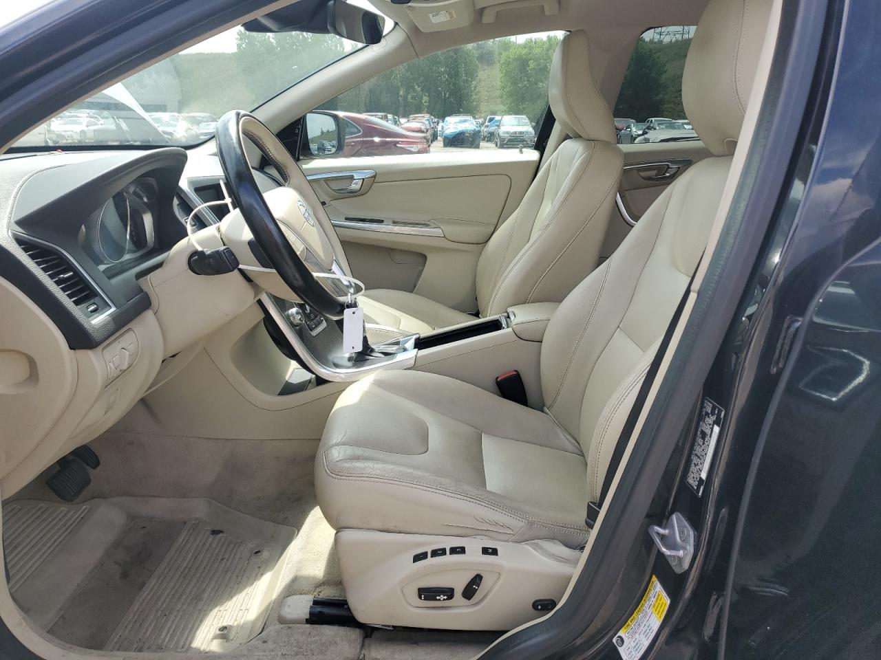 2016 Volvo Xc60 T5 Premier VIN: YV4612RK1G2819957 Lot: 61799735