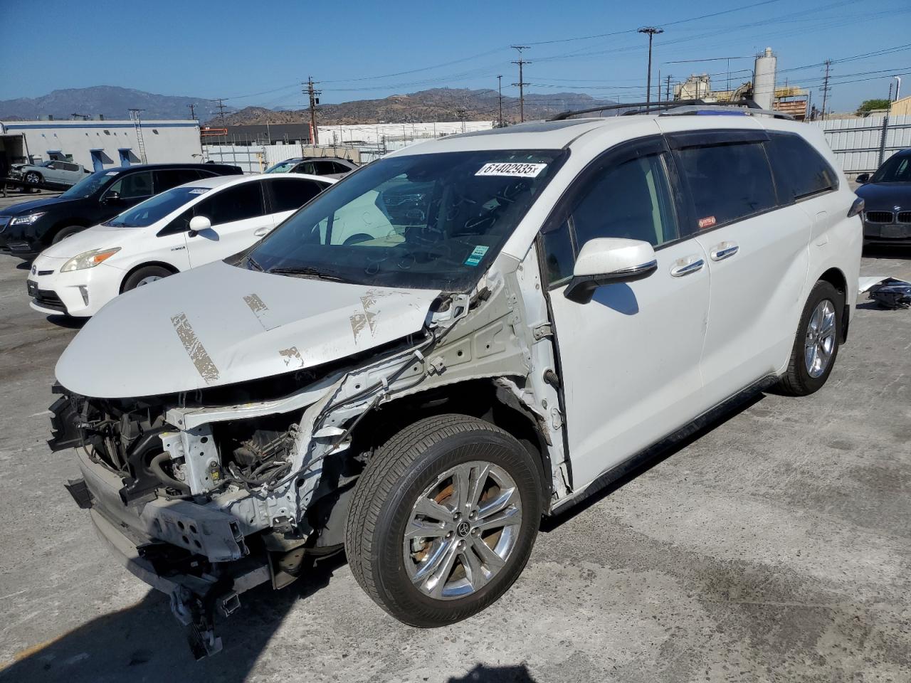 2022 Toyota Sienna Limited на продаже в Sun Valley, CA - Front End