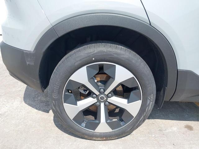 2025 VOLVO XC40 + B4