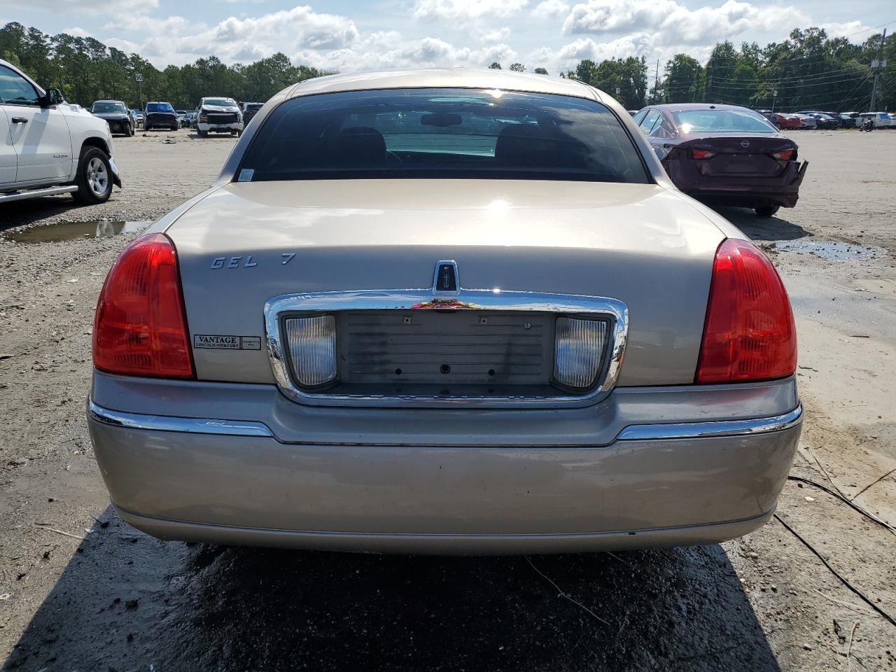 2003 Lincoln Town Car Executive VIN: 1LNHM81W53Y606680 Lot: 59938915
