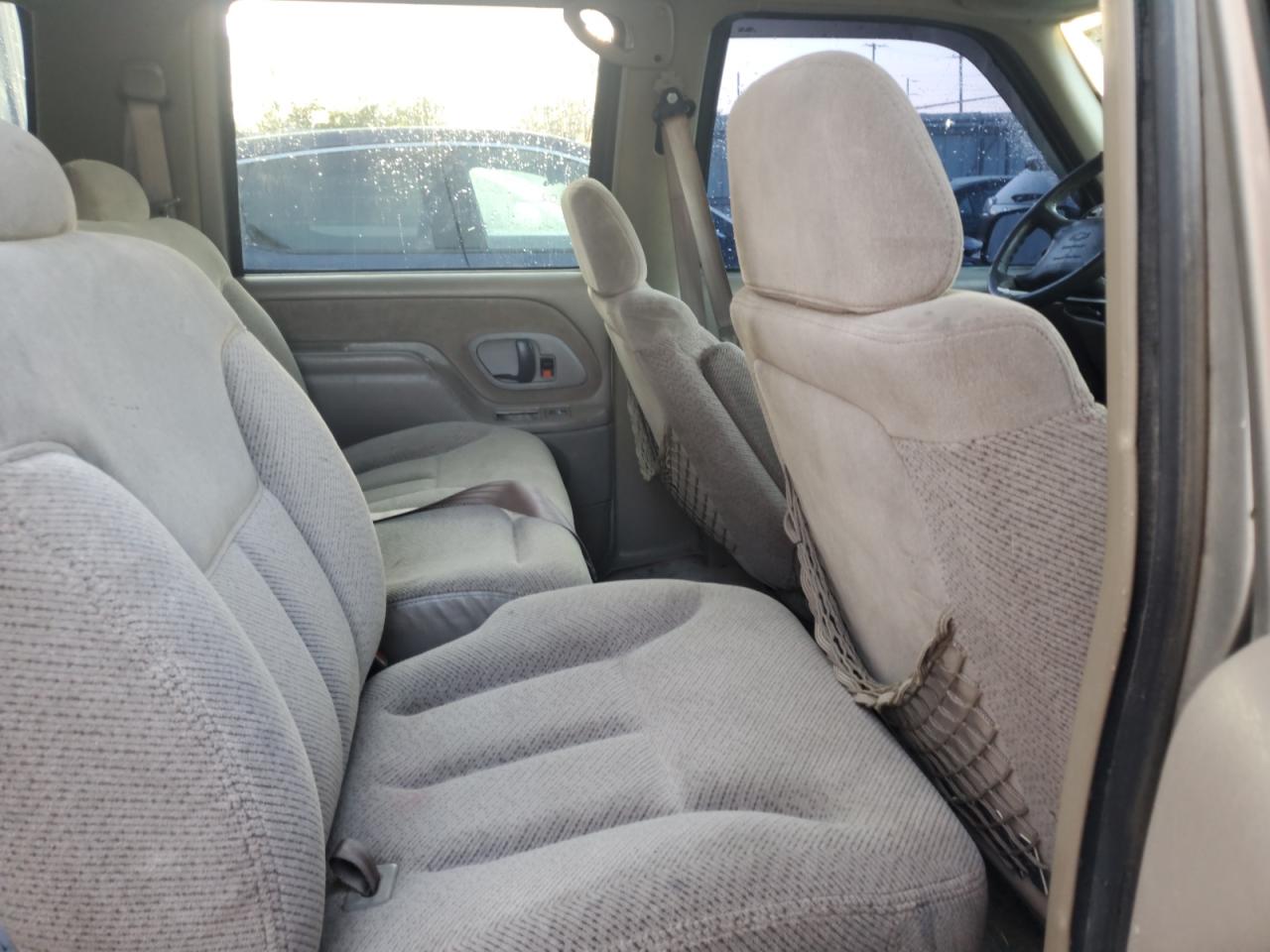 1998 Chevrolet Suburban C1500 VIN: 1GBEC16R1WJ375489 Lot: 62376635