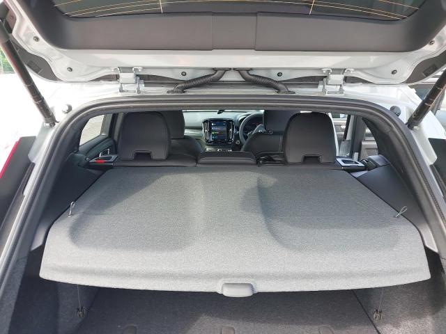 2025 VOLVO XC40 + B4
