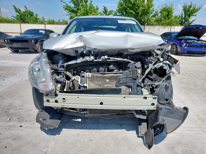  NISSAN VERSA 2019 Серебристый