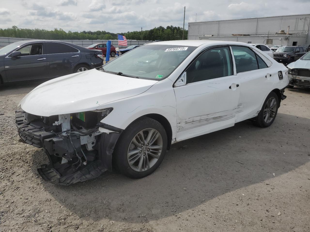 2015 Toyota Camry Le for Sale in Fredericksburg, VA - Front End