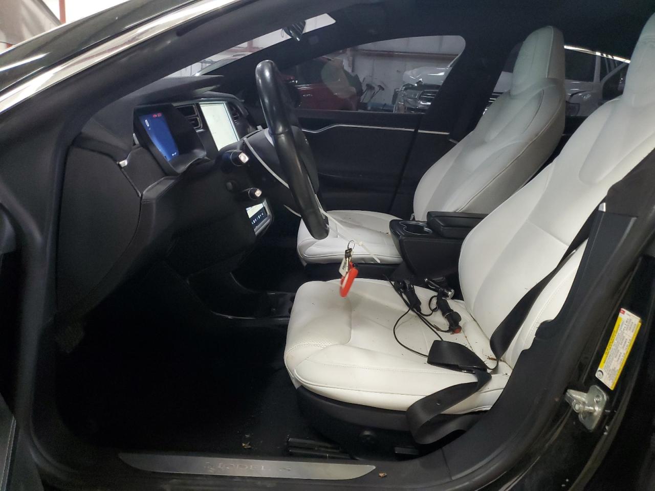 2015 Tesla Model S VIN: 5YJSA1E24FF117516 Lot: 61636465