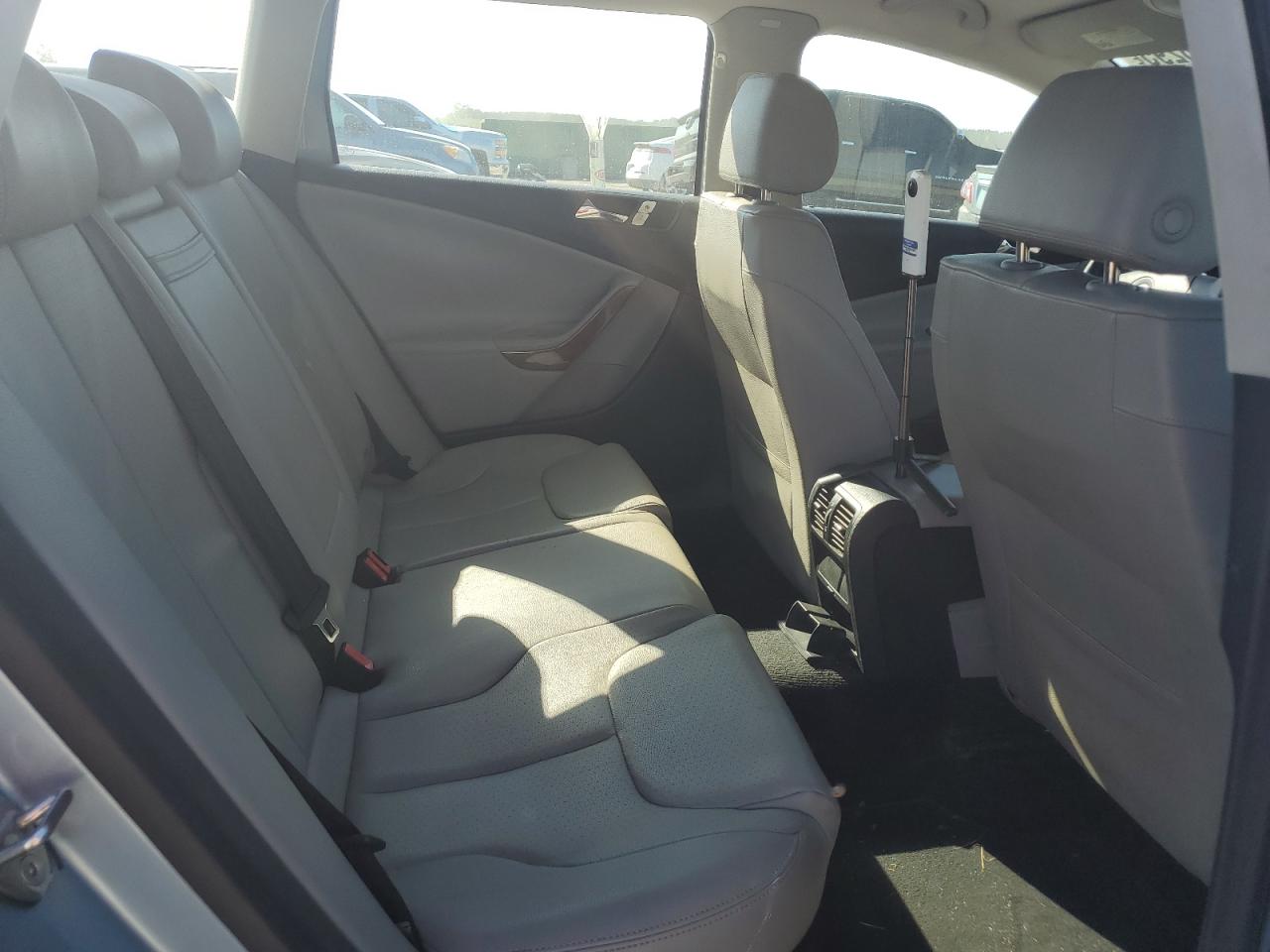 2007 Volkswagen Passat 2.0T Wagon Value VIN: WVWLK73C87E002226 Lot: 61066295