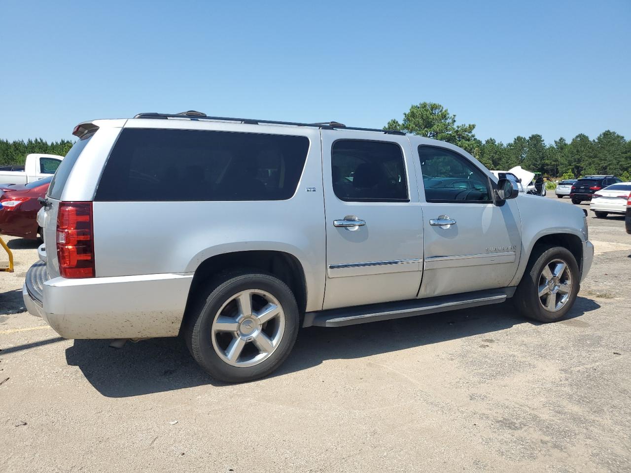CHEVROLET SUBURBAN 2013 VIN 1GNSCKE0XDR165776 фото 3