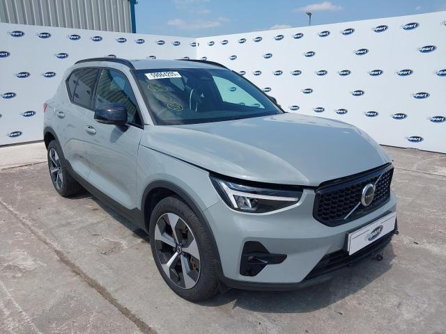 2025 VOLVO XC40 + B4