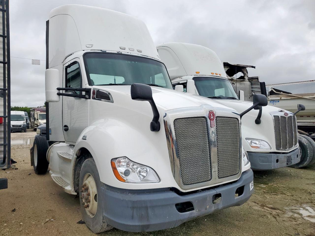 2015 Kenworth T680 Semi Truck للبيع في Grand Prairie، TX - Minor Dent/Scratches