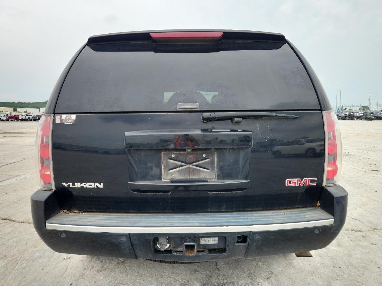 2008 GMC Yukon Denali VIN: 1GKFK638X8J131052 Lot: 59878025