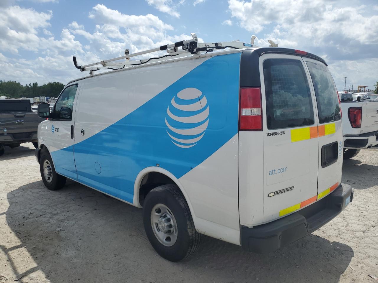 CHEVROLET EXPRESS 2018 VIN 1GCWGAFP8J1180209 zdjęcie 2