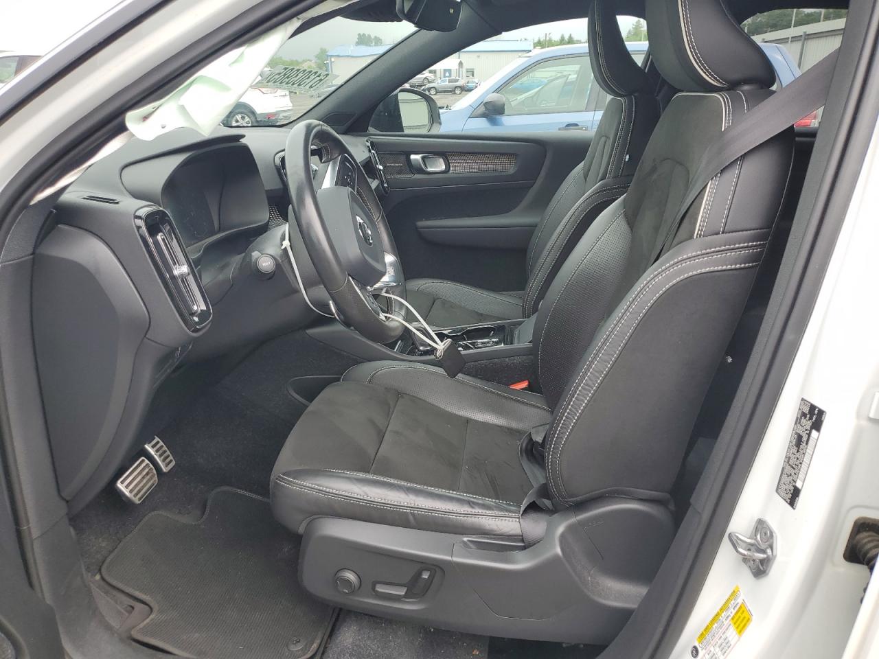 2020 Volvo Xc40 T5 R-Design VIN: YV4162UM2L2304920 Lot: 61303985