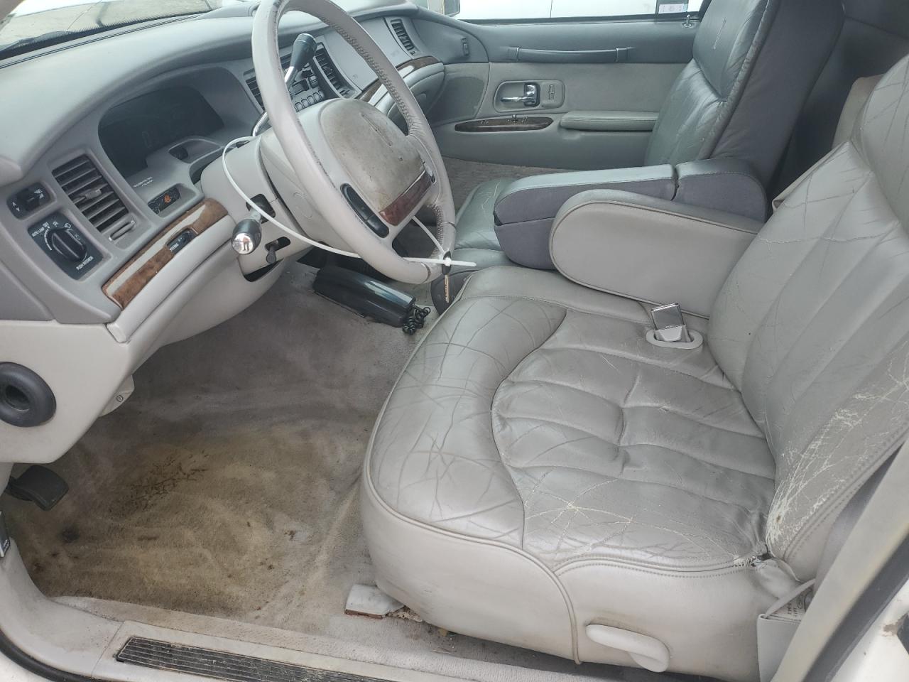 1995 Lincoln Town Car Executive VIN: 1LNLM81W0SY642964 Lot: 60167575