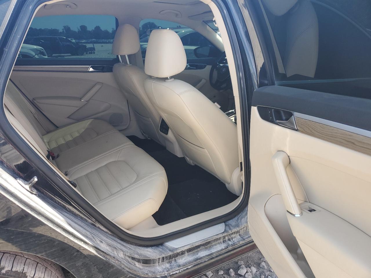 2017 Volkswagen Passat Sel Premium VIN: 1VWCM7A33HC062485 Lot: 62093035