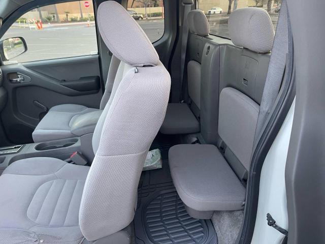 Pickups NISSAN FRONTIER 2012 Biały