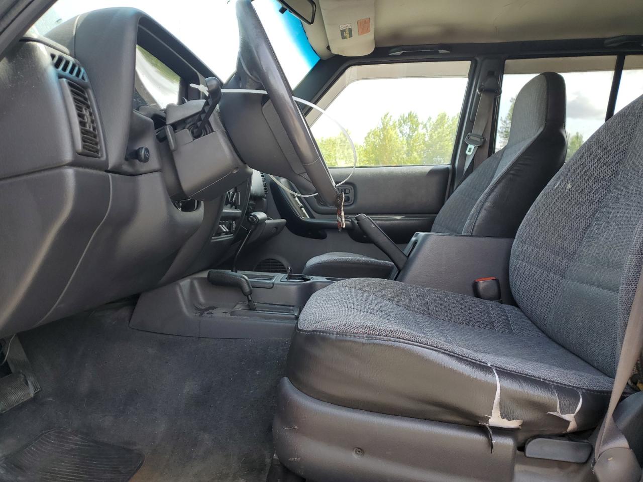 1999 Jeep Cherokee Sport VIN: 1J4FF68S2XL570795 Lot: 61860585