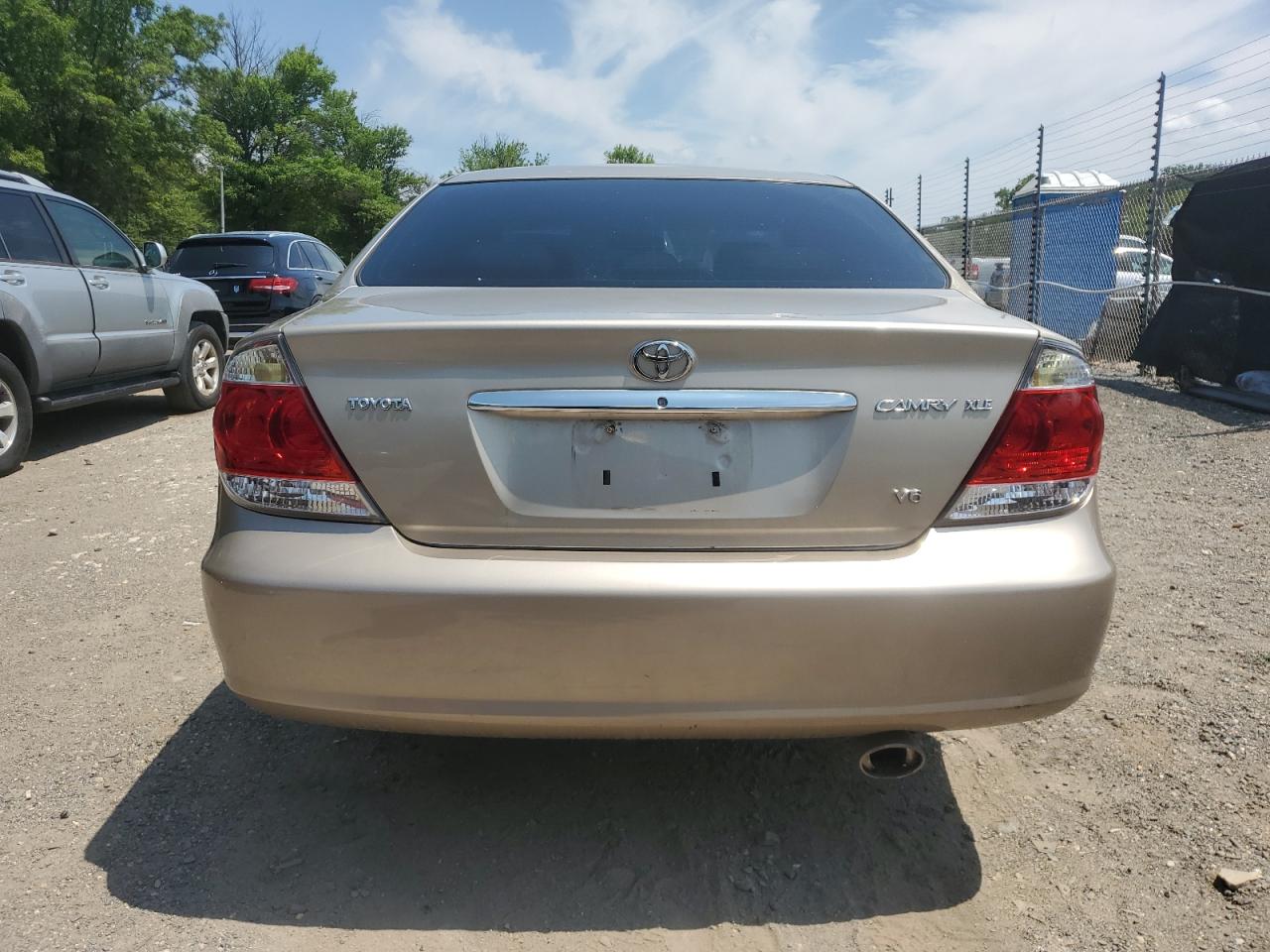 2005 Toyota Camry Le VIN: 4T1BF30K75U610385 Lot: 62464535
