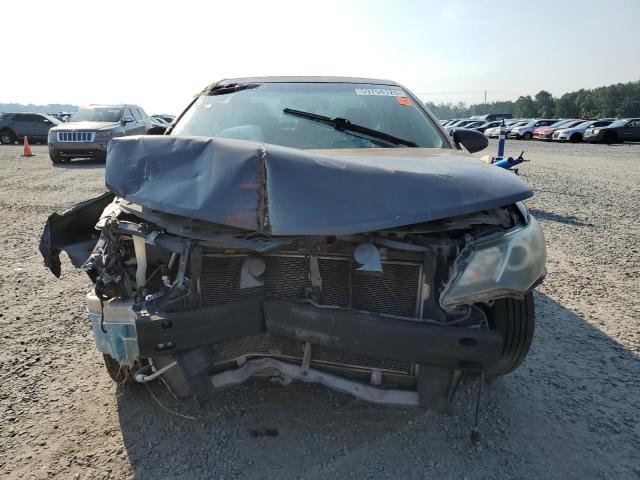 Sedans TOYOTA CAMRY 2014 Srebrny