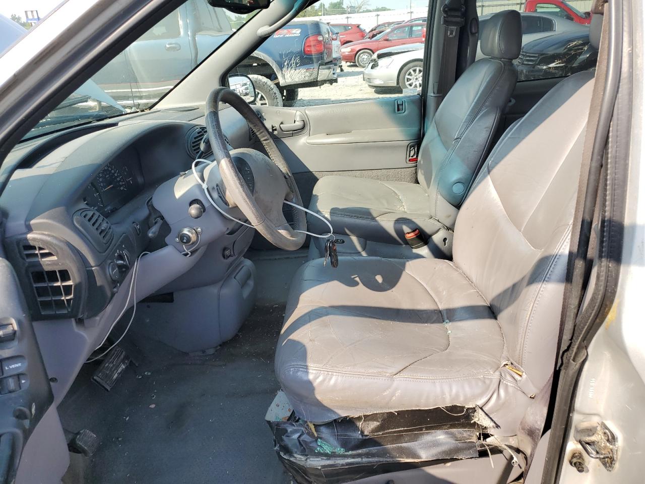 2000 Dodge Grand Caravan Es VIN: 1B4GP74L3YB684949 Lot: 97647555