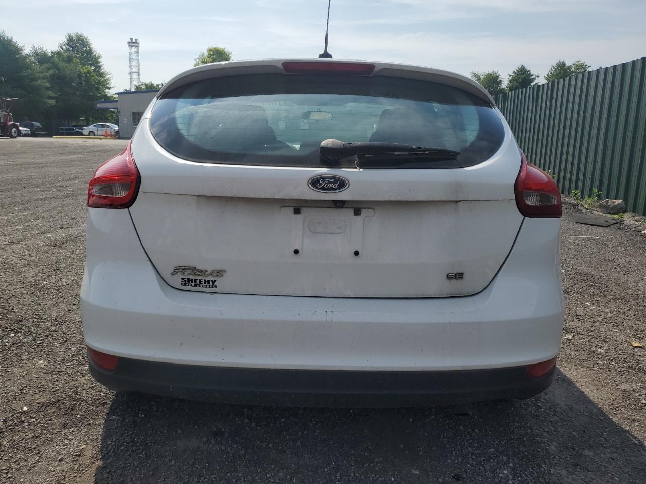 2015 Ford Focus Se VIN: 1FADP3K2XFL339200 Lot: 63175315