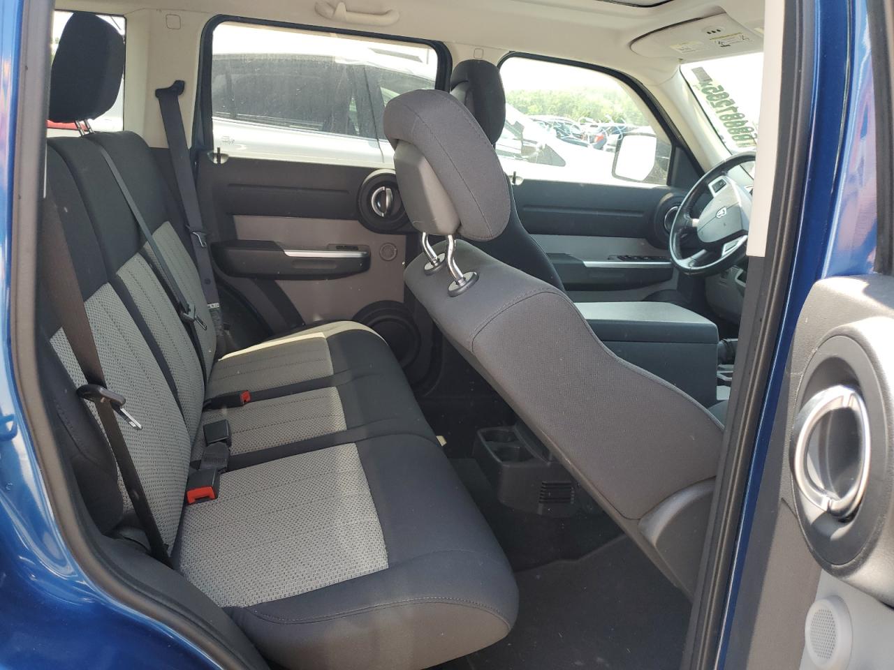 2010 Dodge Nitro - Image 11