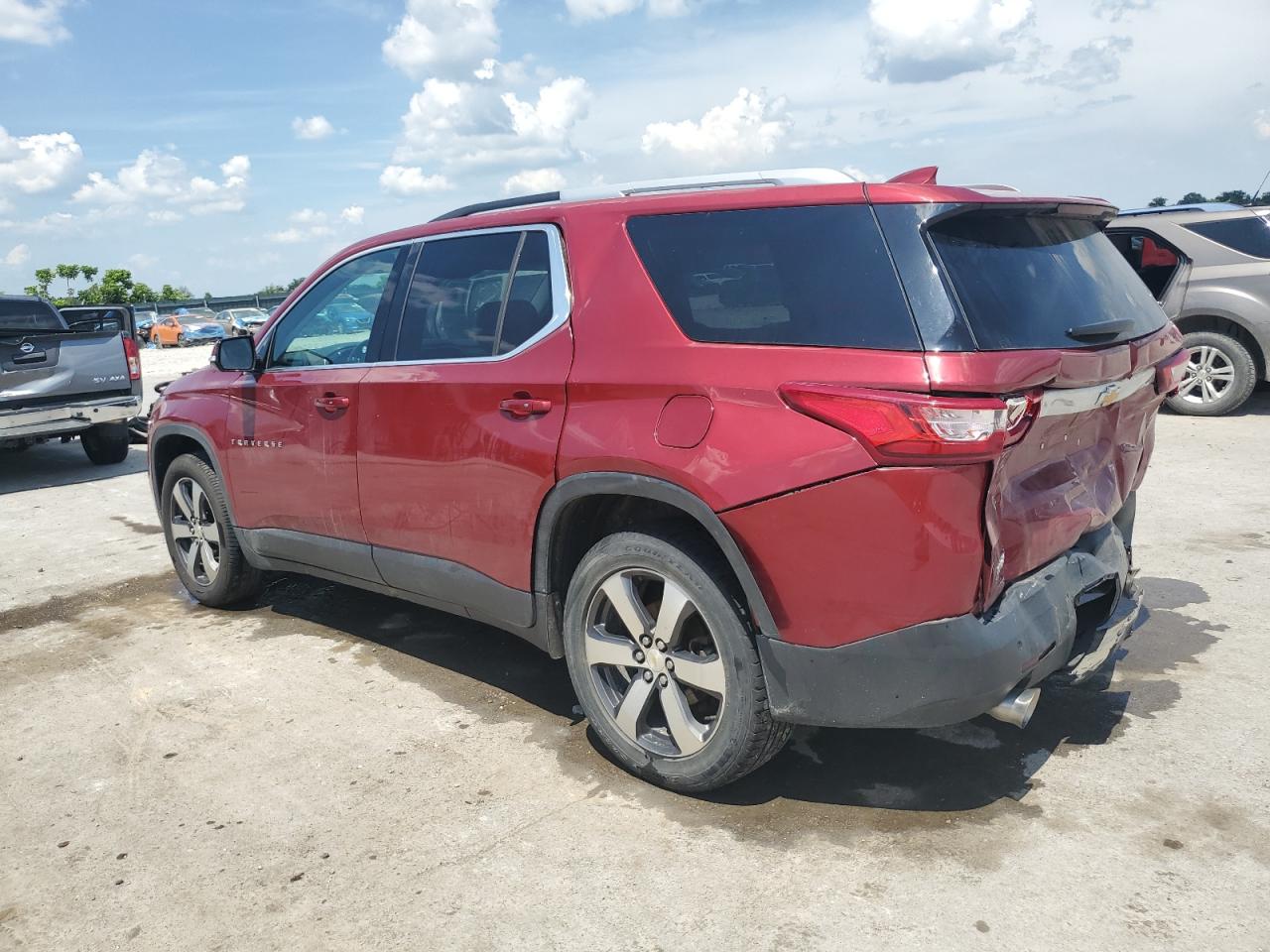 CHEVROLET TRAVERSE 2018 VIN 1GNEVHKW5JJ280248 фото 2