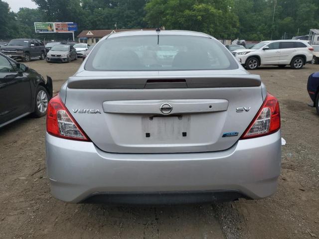 Sedans NISSAN VERSA 2015 Srebrny