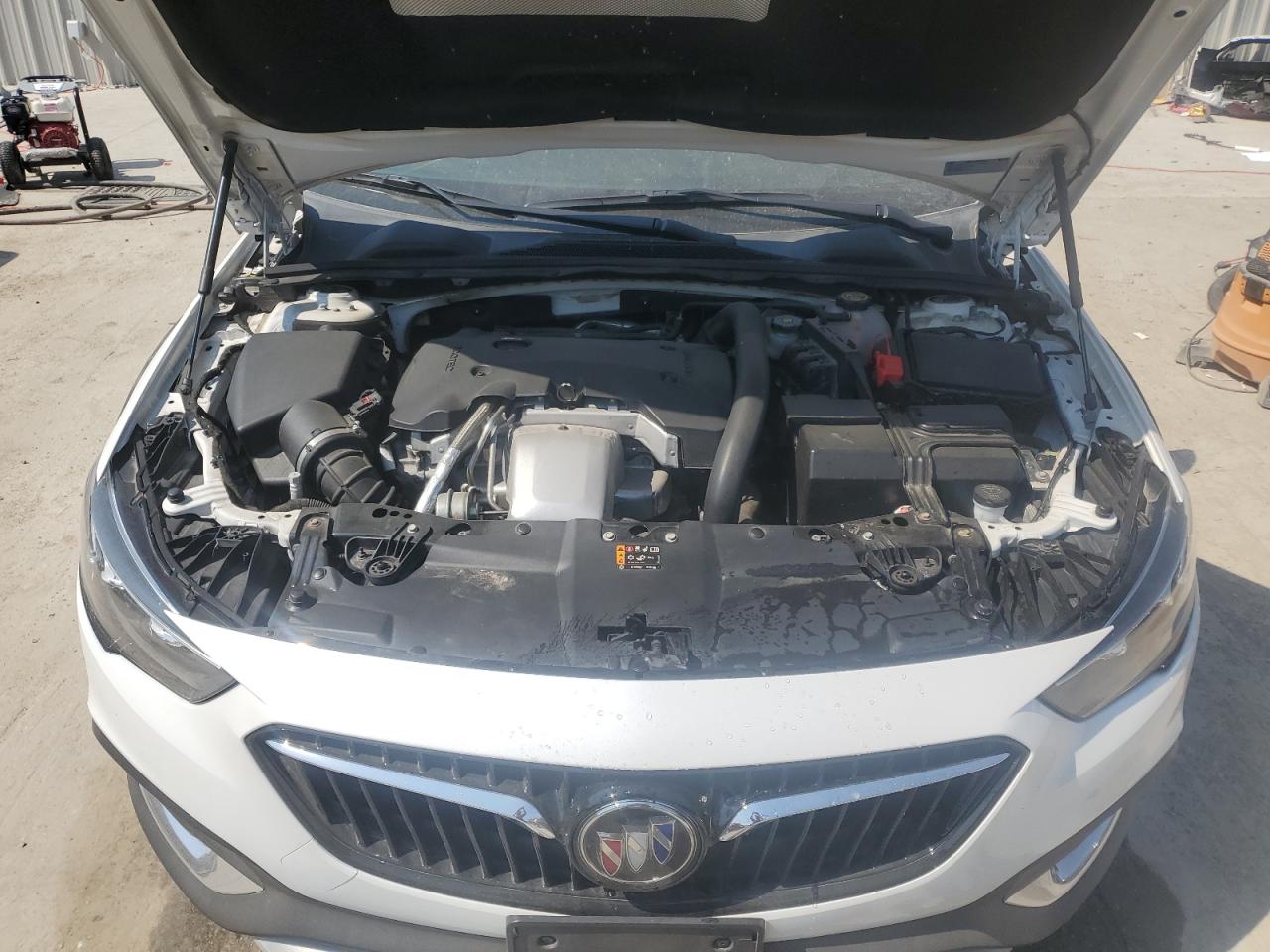 2018 Buick Regal Tourx Essence VIN: W04GV8SX5J1112307 Lot: 59946395
