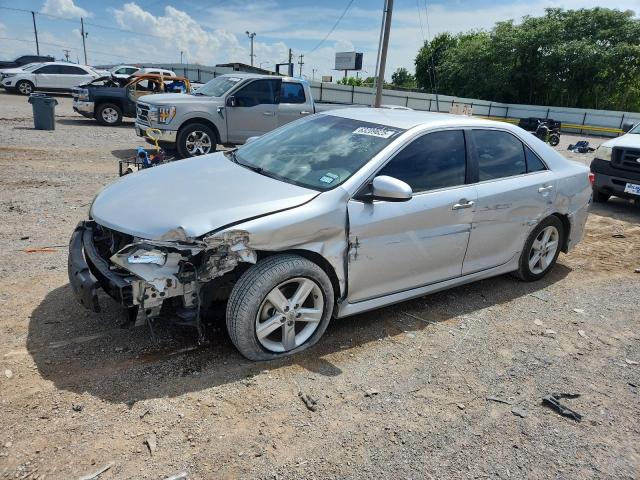 Sedans TOYOTA CAMRY 2013 Srebrny