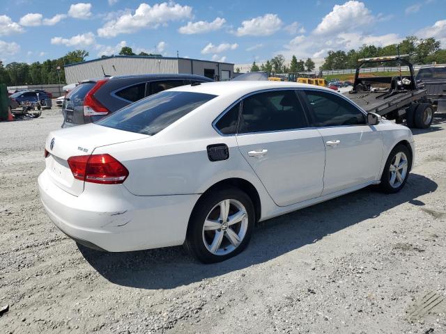 Sedans VOLKSWAGEN PASSAT 2013 White