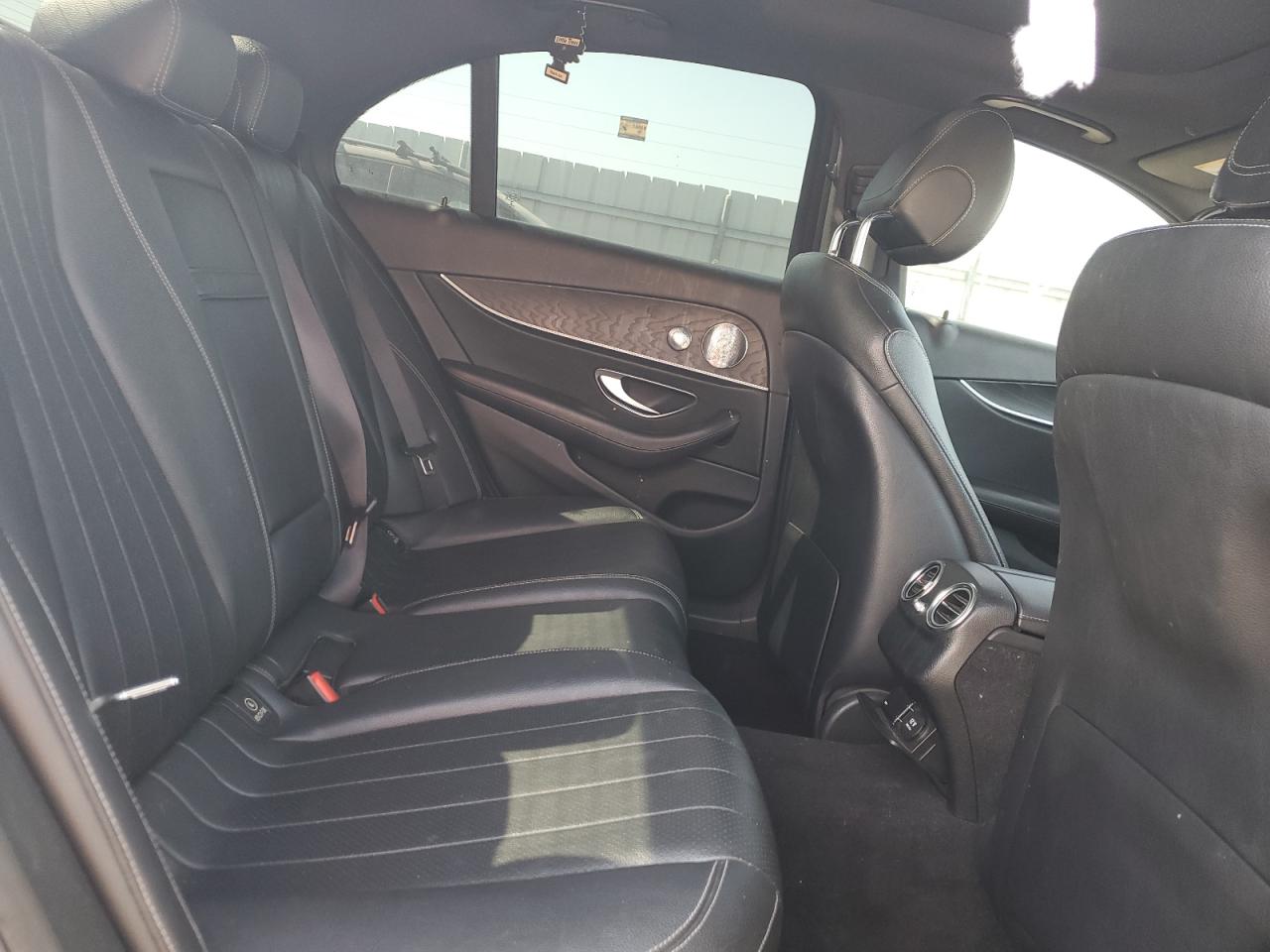 2019 Mercedes-Benz E 300 VIN: WDDZF4JB5KA584086 Lot: 63038215